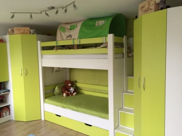 Dvoupatrová postel s úložným prostorem a skříněmi. Materiál lamino. 